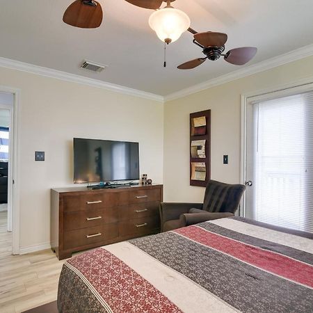 Galveston Escape With Entertainment Patio And Deck! Vila Exterior foto